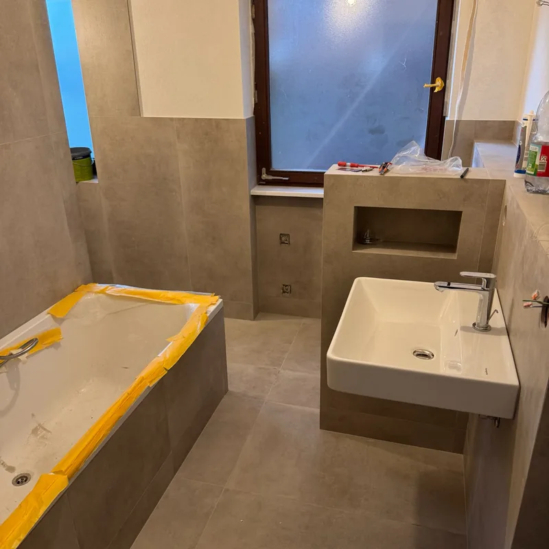 Fertig saniertes Badezimmer mit Großformatfliesen