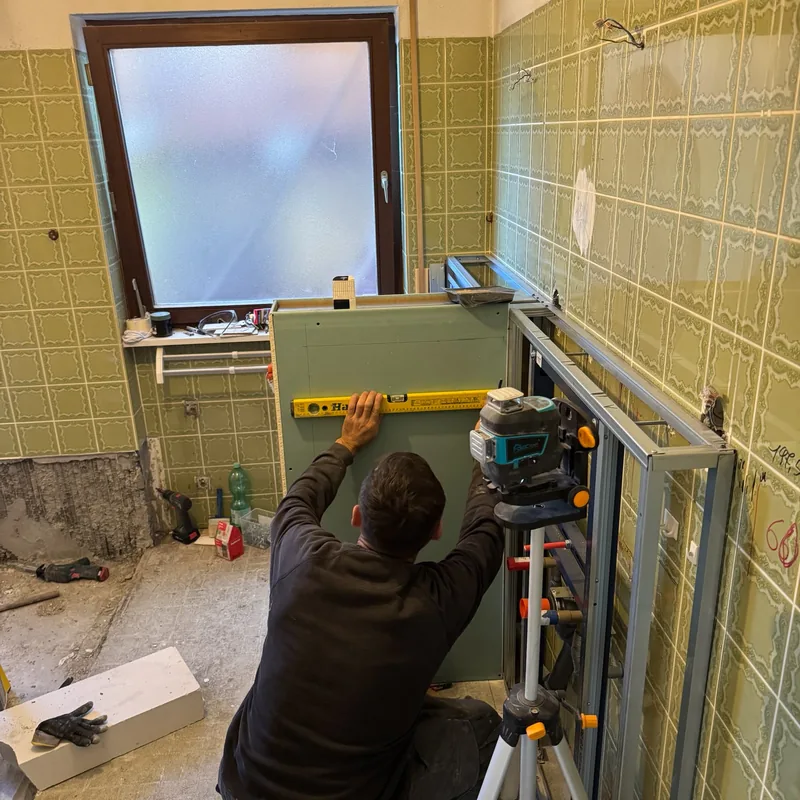 Fliesenarbeiten an einer Badezimmerwand