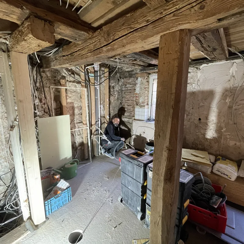 Kernsanierung: Entkernung eines Altbau-Raums